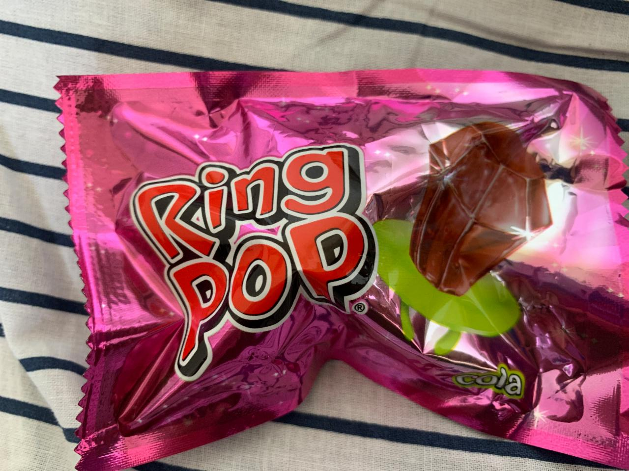 Фото - Цукерка зі смаком коли Cola Ring Pop